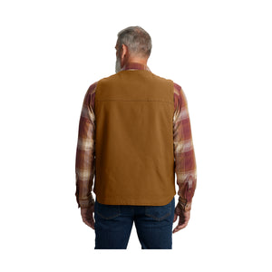 Miehellä on päällä Carhartt Montana Duck Vest liivi. Liivissä on takana poikittain menevä sauma.