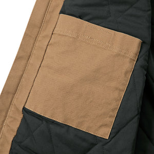 Kuvassa näkyy Carhatt Montana Canvasliivin sisällä oleva tasku. Taskun saa suljettua tarralla.