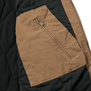 Kuvassa näkyy Carhartt Montana Canvasliivin toinen sisätasku jonka voi sulkea vetoketjulla.