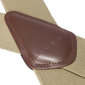 Selkäpuolella Carhartt logo on painettu nahkaiseen merkkiin.