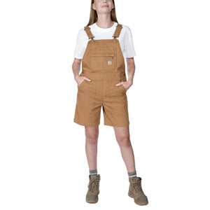Kuvassa naisella on Carhartt ruskeat shortislappuhaalarit.