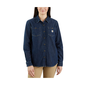 Kuvassa naisen päällä Carhartt 105492 farkkupaita edestä päin kuvattuna.