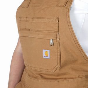 Kuvassa naisten ruskeat Carhartt shortsilappuhaalarit joissa on edessä myös vetoketjutasku.