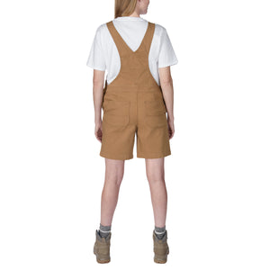 Kuvassa naisella on päällä Carhartt shortsilappuhaalarit takaa päin kuvattuna.