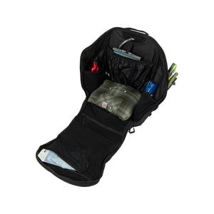 Useat verkolliset sisätaskut, joustavat ulkotaskut ja pitkä vetoketju helpottavat pakkausta ja käyttöä reissussa.