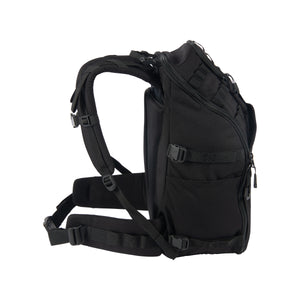 Mustassa vaellusrepussa on tukevat kantohihnat joissa on runsaasti säätömahdollisuuksia.