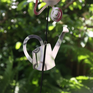 Kuvassa on hauska galvanoidusta teräksestä valmistettu mobile jossa on erilaisia puutarhatyökalukuvioita.