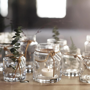 Kuvassa on useita lasisia Ernstin kynttilälyhtyjä.