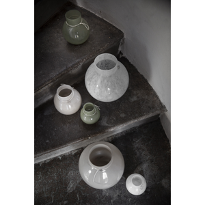 Kuvassa on aseteltu portaille eri kokoisia ja värisiä Ernstin maljakoita.