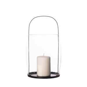 Kuvassa on Ernstin tyylikäs ja yksinkertainen kynttilälyhty joka on valmistettu metallista ja lasista.