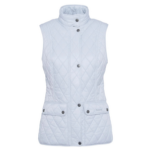 Kuvassa näkyvä vaaleansininen Barbourin Otterburn liivi on klassisen tyylikäs tikkiliivi.