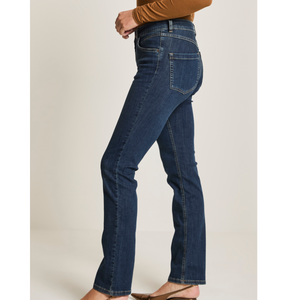 Angie on kapeahko reidestä ja lahje jatkuu suorana polvesta nilkkaan.