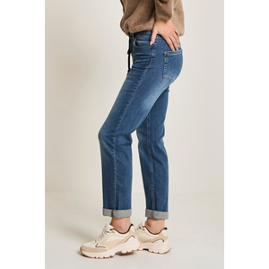 Lahkeet jatkuvat suorina reidestä nilkkaan asti.