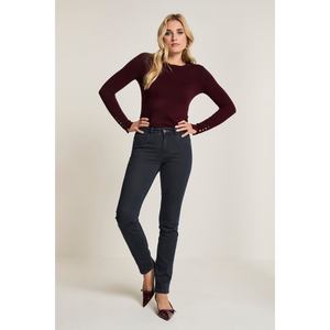 Celine -farkuissa on korkea vyötärö ja kapea lahje.