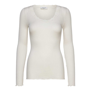 Kuvassa Rosemunde Babette pitkähihainen pitsipaita. Paita on väriltään luonnonvalkoinen.