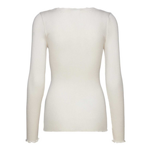 Kuvassa Rosemunde Babette pitsipaita. Paidassa on koristeelliset reunat helmassa ja hihoissa.