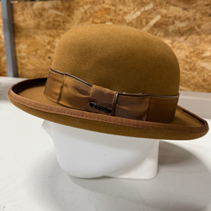 Hattu on valmistettu 100% hienosta kaninkarvahuovasta ja siinä on tyylikäs ruskea koristenauha.