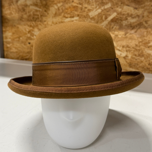 Kuvassa on klassinen knalli ruskeassa värissä.