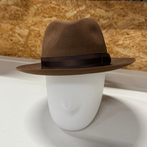 Kuvassa on ruskea klassinen Stetson Fedora- mallinen hattu.