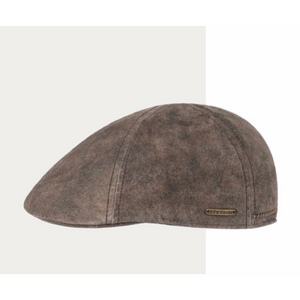 Tässä nahkaisessa hatussa on suhteellisen pieni lippaosa ja takana sivussa on pieni metallinen Stetson -logolaatta.