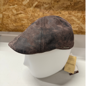 Hatussa on ruiskukäsitelty vintagemainen pinta.