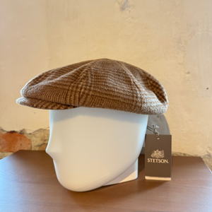 Tässä ruskeansävyisessä hatussa on klassinen glen check -ruutukuosi.