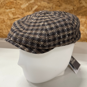 Kuvassa on kashmirvillan ja silkin sekoitteesta valmistettu Vichy-ruudullinen, kahdeksanosainen klassikkohattu.