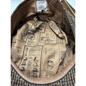 Hatun sisävuorikangas imitoi vanhaa sanomalehden sivua.