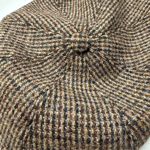 Tässä Stetson Hatteras -hatussa on ruskeansävyinen, miniruutuinen Harris Tweed -kangas.