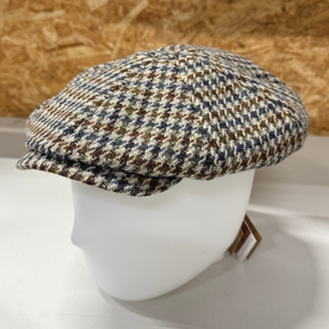 Kuvassa on monivärisestä kukonaskelkuvioidusta Harris Tweed -kankaasta valmistettu Irish Cap.