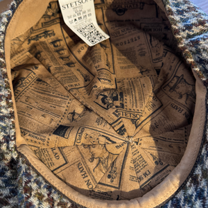 Hatun puuvillainen sisävuori muistuttaa vanhaa sanomalehteä.