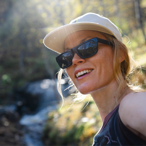 Naisten kasvoille hyvin istuvissa laseissa on 100% UV-suoja.