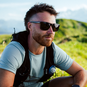 Aurinkolasit on varustettu kumisilla nenäpehmusteilla, jotka varmistavat tukevan istuvuuden kasvoilla.