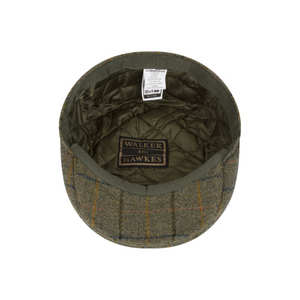 Hatussa on tummanvihreä, tikattu vuori.