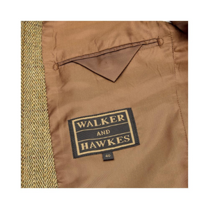Povitaskun alle on ommeltu Walker&Hawkes -logomerkki.