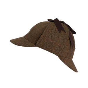 Tämä ehkä parhaiten Sherlock Holmes -hattuna tunnettu päähine on valmistettu ruskeansävyisestä villakankaasta ja siinä on tyylikäs grosgrain -nauha jolla korvaläpät saa kiinnitettyä ylös.