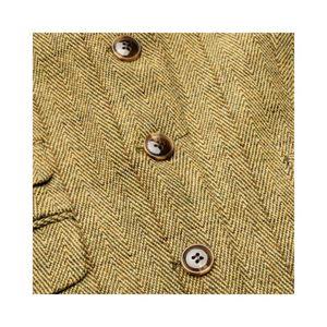 Bleiserissä on kolme nappia ja mukana tulee myös varanapit.