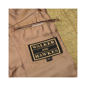 Bleiserin sisävuoressa on povitasku jonka alle on ommeltu Walker and Hawkes -logomerkki.