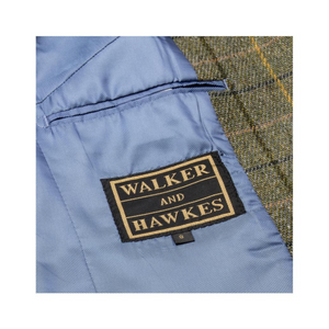 Bleiserin sisävuoreen on ommeltu Walker and Hawkes -logomerkki.