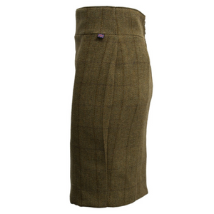 Hameessa on kapea siluetti mutta sivuissa on laskokset jotka antavat siihen liikkumavaraa.