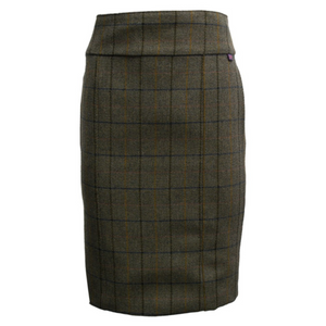 Hameessa on vihreä pohjaväri jossa näkyy tummansinisiä ja keltaisia ruutuja.