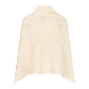 Poncho on neulottu perinteisellä Irlantilaisella hunajakennoneuloksella ja sekä lämmin että hengittävä.