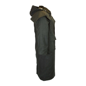 Takissa on irrotettava huppu sekä viittamainen yläosa joka pysyy alhaalla kainaloremmien avulla.