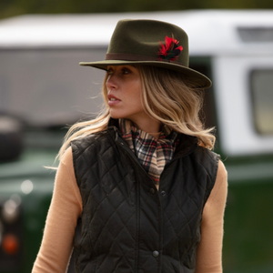 Hattu on unisex -malli ja sopii yhtä hyvin miehille kuin naisillekin.