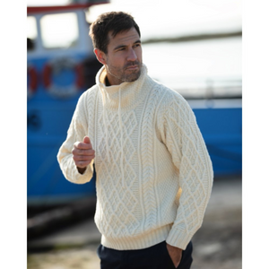 Kuvassa miehen päällä on klassinen irlantilainen Aran -merinovillaneule.