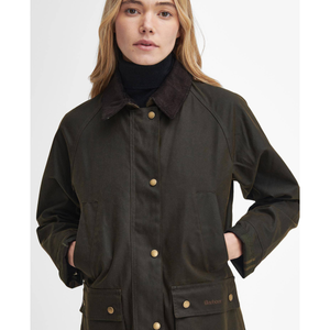Barbour Acorn Wax Jacket naisten öljykangastakin kauluksesta lähikuva.