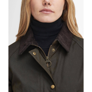 Barbour Acorn Wax Jacket naisten öljykangastakissa on samettikaulus ja tukeva vetoketju.