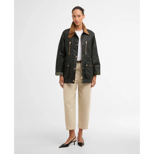 Barbour Argill Wax naisten öljykangastakissa on näyttvät, modernit yksityiskohdat.