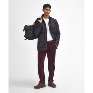 Barbour Corbridge Wax Jacket miesten öljykangastakki mallin päällä edestä päin kuvattuna. Rento, klassinen tyyli.