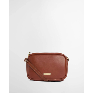 Barbour Daphne Mini Leather Crossbody Bag, ruskea, edestä kuvattuna.
